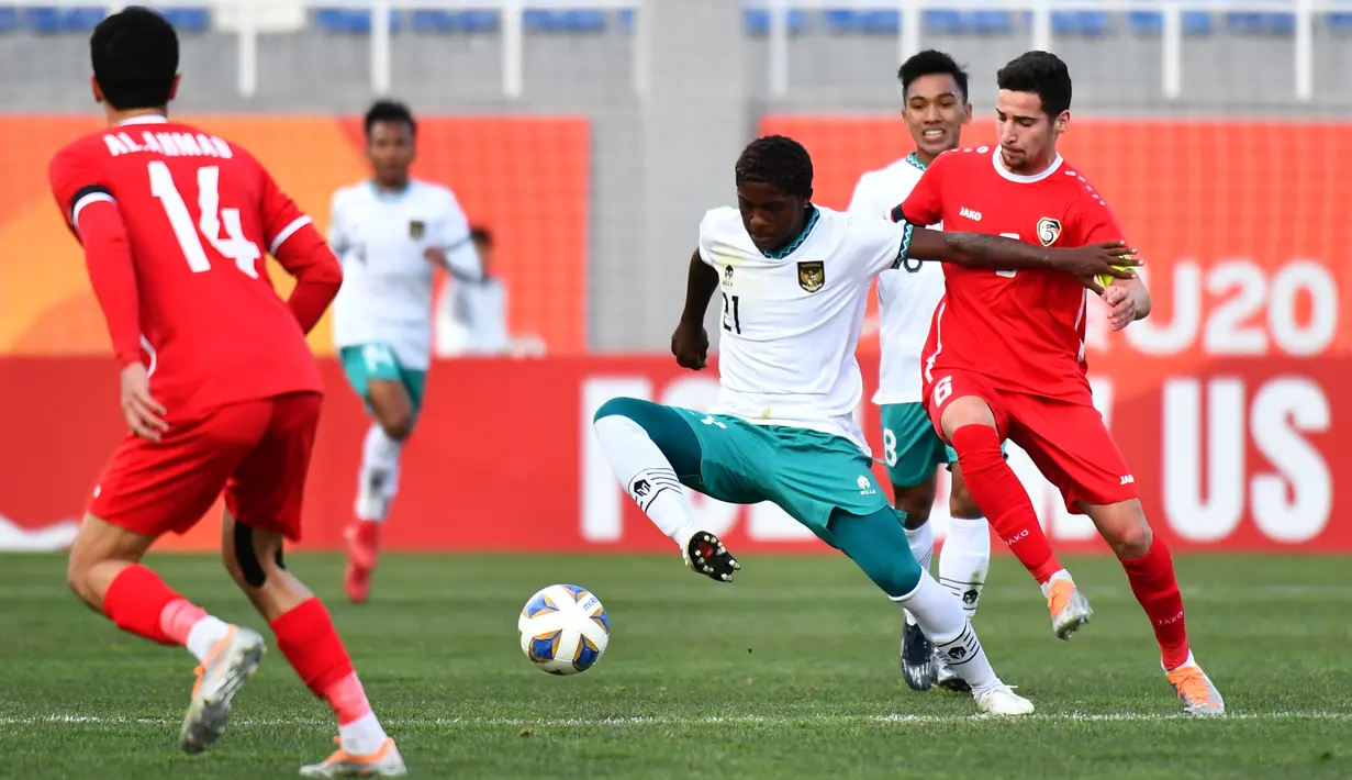 <p>Pemain Timnas Indonesia U-20, Hugo Samir (tengah) menguasai bola dibayangi pemain Suriah U-20, Malek Janeer pada laga matchday kedua Grup A Piala Asia U-20 2023 di Lokomotiv Stadium, Tashkent, Uzbekistan, Sabtu (4/3/2023). (AFC/Adam Aidil)</p>