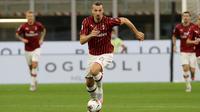 Penyerang AC Milan, Zlatan Ibrahimovic menggiring bola saat bertanding melawan Bologna pada pertandingan lanjutan Liga Serie A Italia di stadion San Siro di Milan, Italia, Sabtu, (18/7/2020). AC Milan menang telak 5-1 atas Bologna. (AP Photo/Luca Bruno)