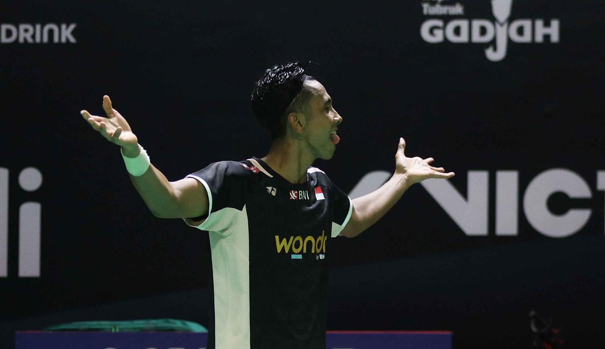 Bertanding di Istora Gelora Bung Karno, Senayan, Jakarta, Kamis (22/1/2026), Alwi Farhan sukses menghentikan perlawanan wakil China, Wang Zheng Xing. Tampak dalam foto, pebulu tangkis tunggal putra Indonesia, Alwi Farhan saat merayakan kemenangan atas wakil China, Wang Zheng Xing, pada babak 16 besar Indonesia Masters 2026 di Istora Gelora Bung Karno, Senayan, Jakarta, Kamis (22/1/2026). (Bola.com/M Iqbal Ichsan)