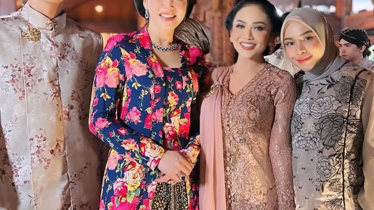 Gaya Blouse Motif Bunga Ala Aurelie Hermansyah/ Instagram @3divaofficial