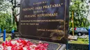 Laskar Trisakti 08 melakukan doa bersama dan tabur bunga di makam korban Tragedi 12 Mei 1998 di Tanah Kusir, Jakarta, Minggu (12/5/2024). (Liputan6.com/Angga Yuniar)