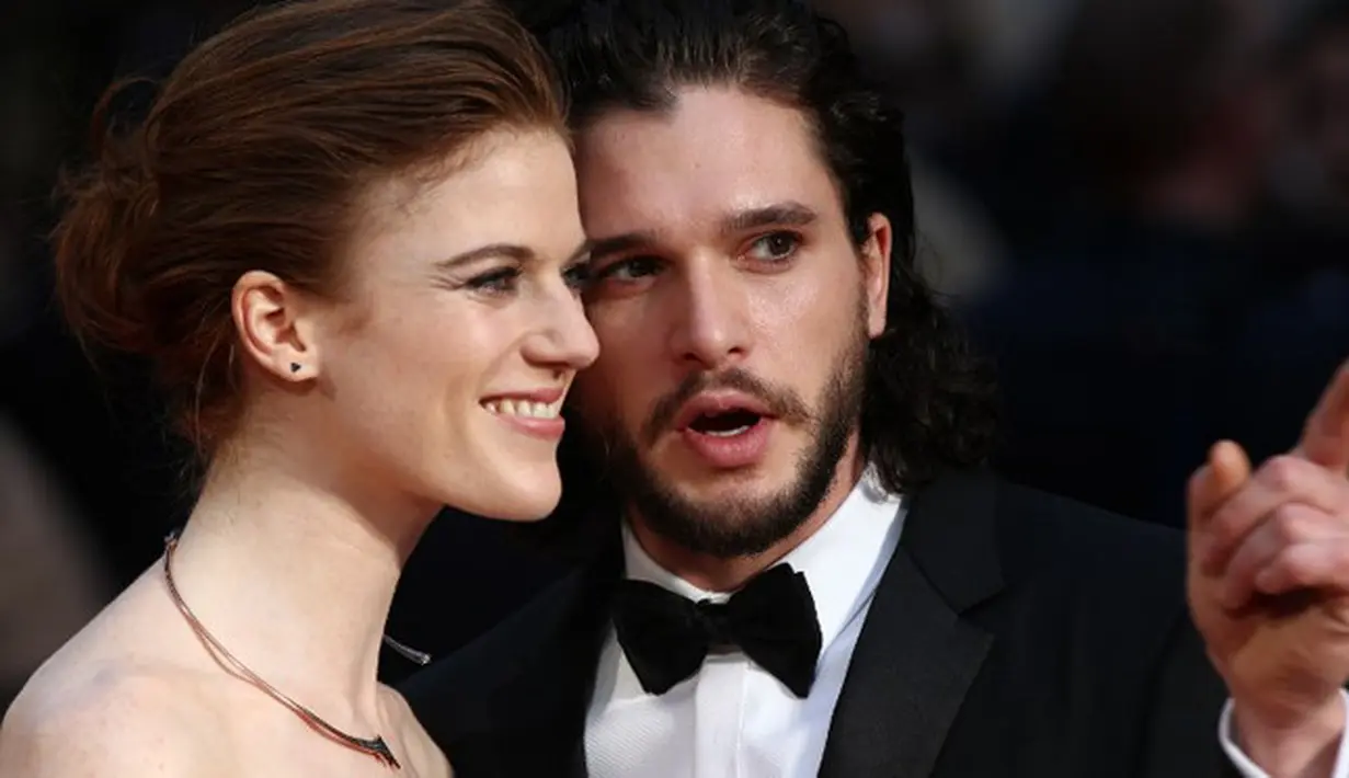 Setelah kabar pertunangan itu tersebar, para penggemar keduanya pun penasaran dengan bentuk cincin itu. Setelah beberapa minggu, akhirnya terungkap bentuk cincin pertunangan Rose dan Kit. (AFP/Justin Tallis)