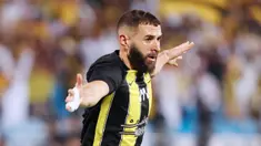 Pemain Al Ittihad, Karim Benzema, melakukan selebrasi setelah mencetak gol ke gawang Al Riyadh pada laga pekan ketiga Liga Arab Saudi di Prince Faisal bin Fahd Stadium, Riyadh, Jumat (25/8/2023). Pemain asal Prancis ini akhirnya mencetak gol untuk Al Ittihad di Liga Arab Saudi musim ini. (AFP/Fayez Nureldine)