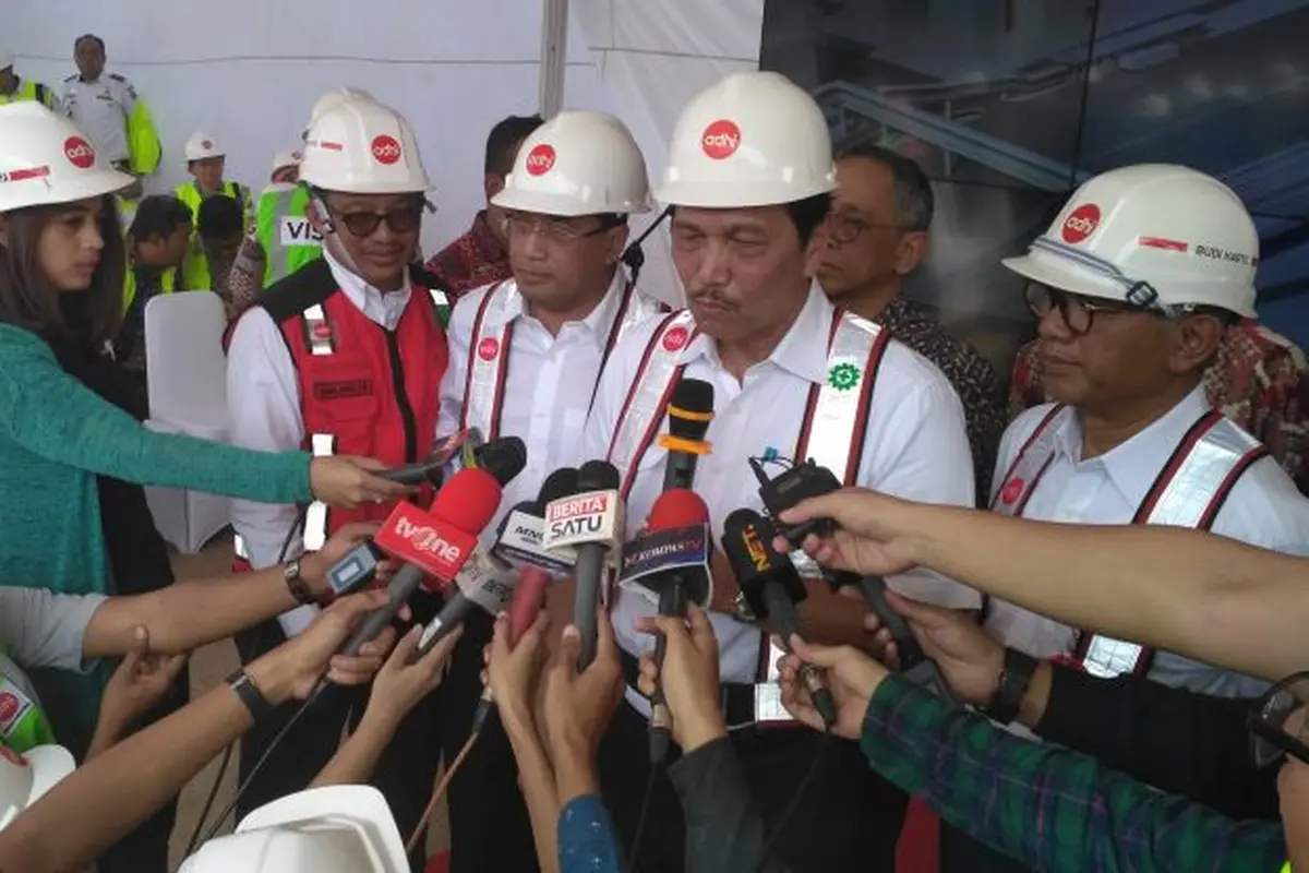 Menteri Koordinator Bidang Kemaritiman Luhut Binsar Panjaitan dan Menteri Perhubungan Budi Karya Sumadi meninjau langsung proyek LRT Jabodebek. (Achmad/Liputan6.com)