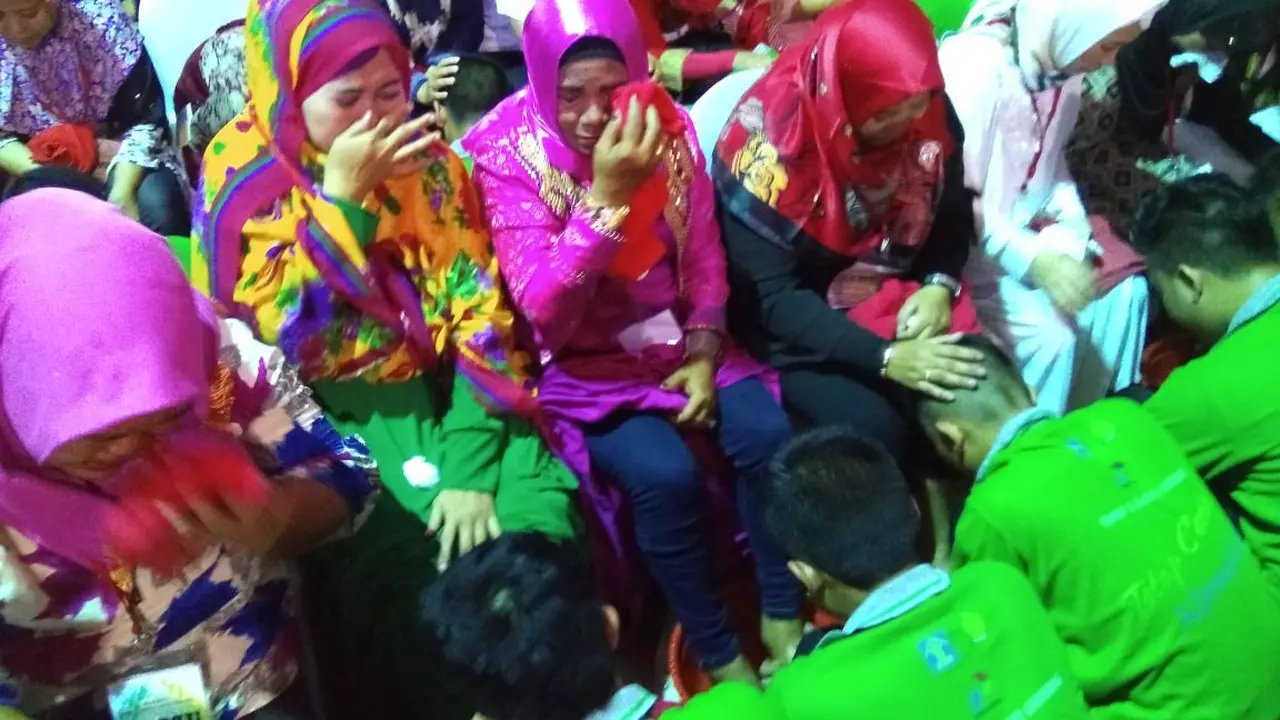 Ratusan anak di Lembaga Pembinaan Khusus Anak (LPKA) di seluruh Indonesia, memecahkan rekor MURI dengan ritual membasuh kaki orangtua serentak. (Liputan6.com/Pramita Tristiawati)