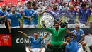 Para pemain Manchester City merayakan gelar juara Community Shield setelah mengalahkan Liverpool di Stadion Wembley, London, Minggu (4/8). City menang 1-1 (5-4) atas Liverpool. (AFP/Ian Kington)