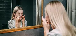 Rutinitas di malam hari memegang peran penting dalam menjaga kesehatan kulit secara menyeluruh (Sumber: Pexels.com)