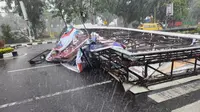 Detik-Detik Baliho Besar di Binjai Ambruk hingga Timpa Mobil Saat Hujan Deras