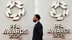 Penyerang Liverpool asal Mesir, Mohamed Salah, berpose saat tiba untuk menghadiri Penghargaan Asosiasi Pemain Sepak Bola Profesional (PFA) 2024-2025 di Gedung Opera, Manchester, Inggris, pada 19 Agustus 2025. (Darren Staples/AFP)