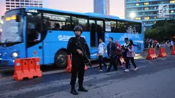 Personel Brimob berjaga di kawasan Bundaran Hotel Indonesia jelang malam pergantian tahun, Minggu (31/12). 20.000 tim gabungan dari TNI dan Polri dikerahkan untuk mengamankan malam tahun baru 2018 di Jakarta. (Liputan6.com/Helmi Fithriansyah)