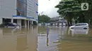 Banjir merendam halaman Kantor Direktorat Jenderal Bea dan Cukai di Jakarta, Selasa (25/2/2020). Hujan yang mengguyur Jakarta sejak dini hari tadi membuat halaman Kantor Direktorat Jenderal Bea dan Cukai terendam banjir. (Liputan6.com/Herman Zakharia)