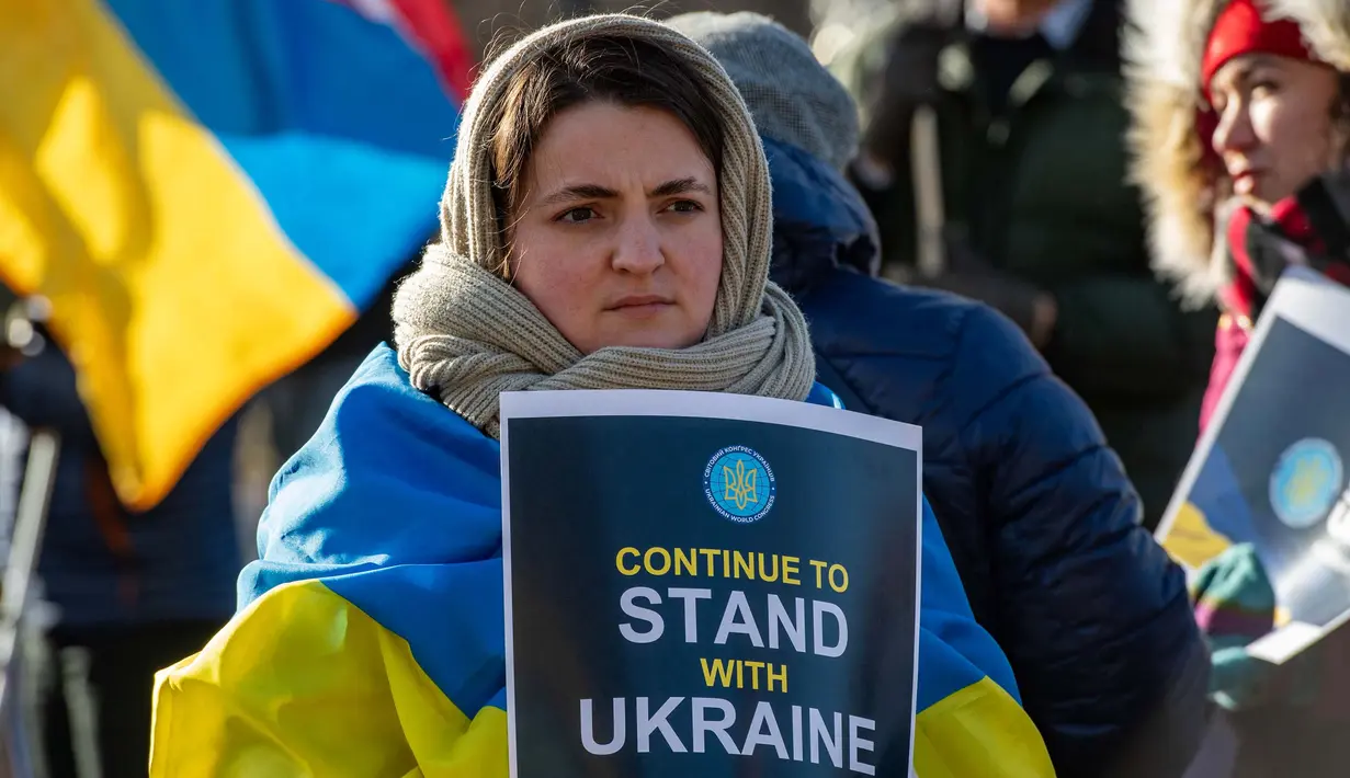 Para pengunjuk rasa mendesak dukungan Barat yang lebih besar karena meningkatnya kekhawatiran tentang kemampuan Kyiv untuk menangkis Rusia yang semakin masif. (Joseph Prezioso/AFP)