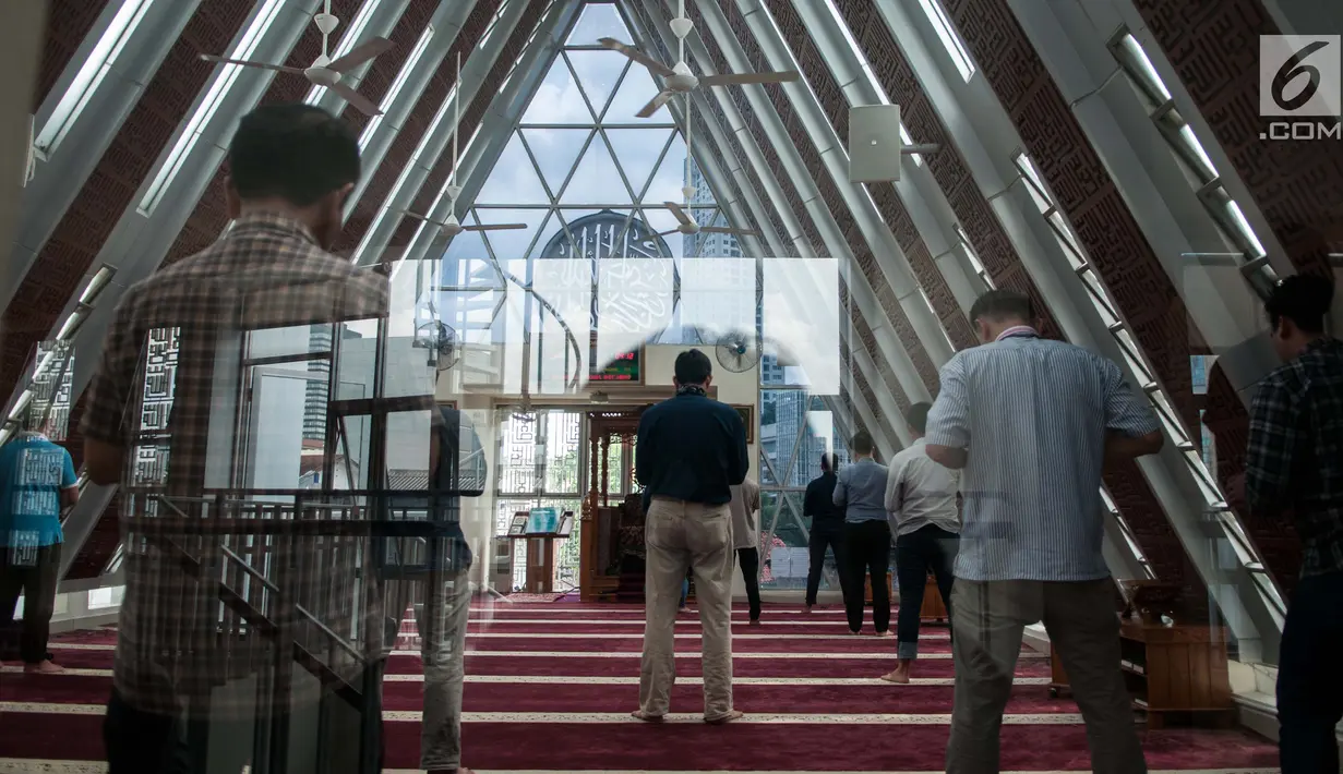 Umat muslim saat beribadah di Masjid Jami'e Darussalam di Jalan Kebon Melati, Jakarta Pusat, Rabu (31/5). Arstiek Masjid ini merupakan Wali Kota Bandung, Ridwan Kamil yang dirancangnya pada tahun 2012 bersama urbane. (Liputan6.com/Gempur M Surya)