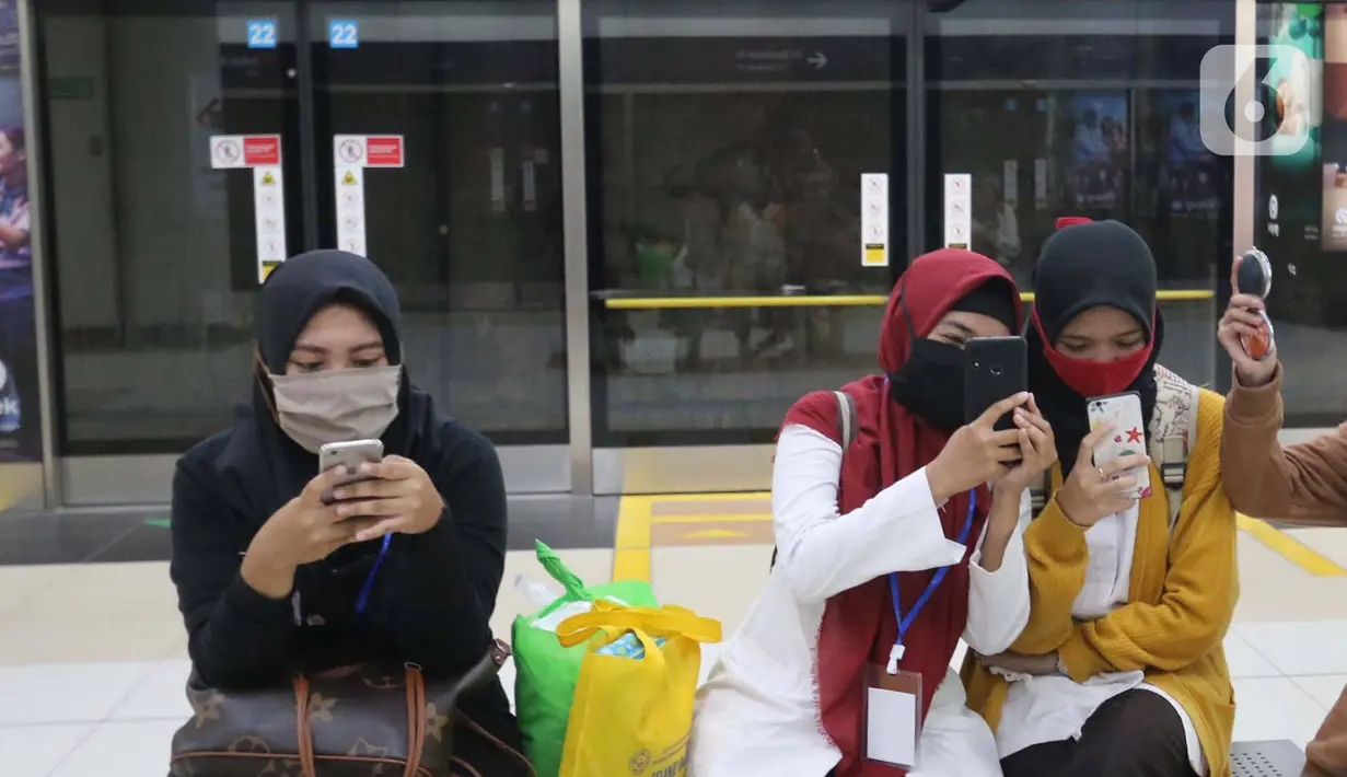 Penumpang menaiki kereta Moda Raya Terpadu (MRT) di Jakarta, Selasa (17/3/2020). Pemerintah Provinsi DKI menormalkan kembali pengoperasian transportasi umum di Ibu Kota dengan membatasi jumlah penumpang dalam tiap armadanya untuk menekan penyebaran virus corona Covid-19. (Liputan6.com/Angga Yuniar)