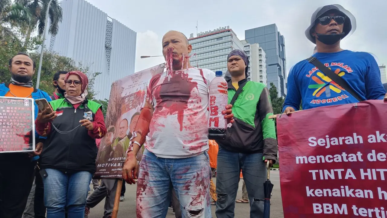 Sejumlah massa dari ojek online alias ojol melakukan aksi demo tolak kenaikan harga BBM di kawasan Patung Arjuna Wijaya