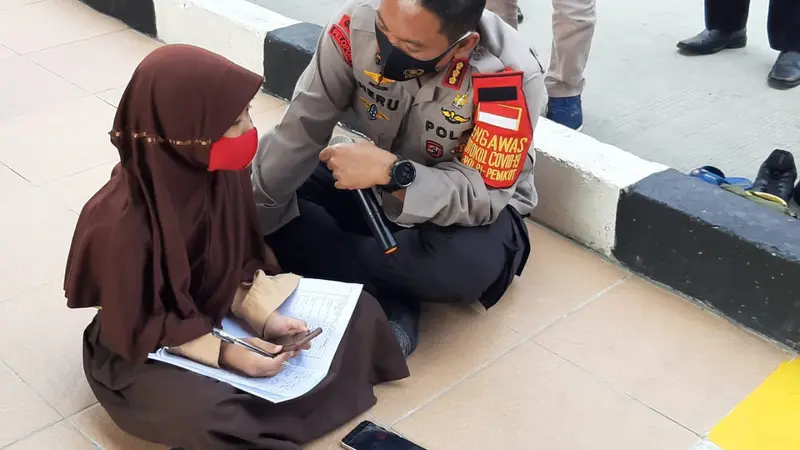 Polres Metro Jakarta Pusat bagikan 100 modem gratis kepada masyarakat sekitar.