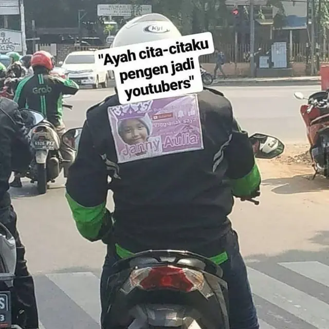 6 Potret Pengemudi Ojek Online Ingat Keluarga Ini Bikin Haru