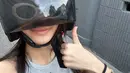 Tanpa ragu, Azizah Salsha kenakan tanktop mahalnya untuk naik motor dengan helm dan sunglasses [@azizahsalsha_]