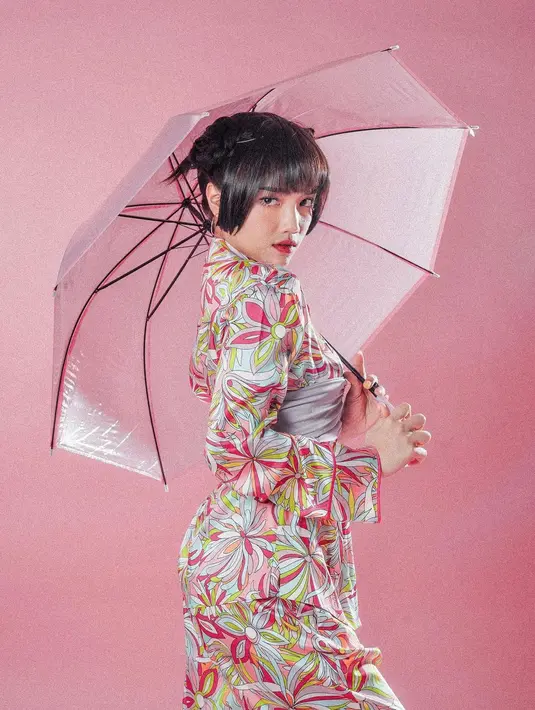 Fuji mengenakan set lengan panjang satin bernuansa pink dengan motif full bunga [@fuji_an]