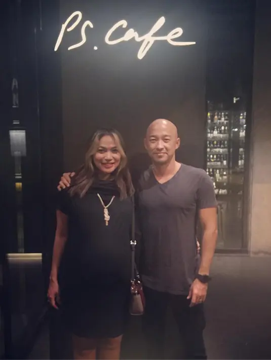 Terlihat dari statusnya, bintang film Danur itu melahirkan di Rumah Sakit Raffles Medical Group di Singapura. Ditangani oleh Dokter Joosoph Jazlan dan diabadikan oleh photografer. (Instagram/kinaryosihmoney)