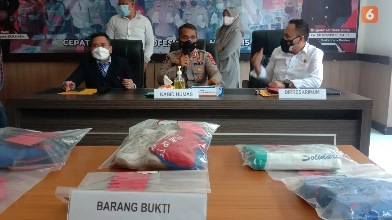 Polda Banten Tetapkan Enam Buruh Sebagai Tersangka Usai Menduduki Ruang Kerja Gubernur Banten, Wahidin Halim. (Senin, 27/12/2021). (Liputan6.com/Yandhi Deslatama).