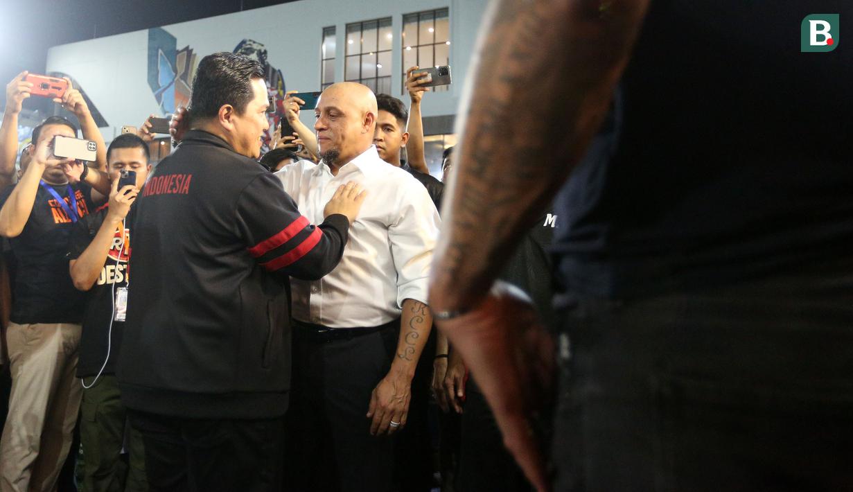 <p>Ketua Umum PSSI, Erick Thohir (kiri) memeluk legenda sepak bola Brasil, Roberto Carlos saat kegiatan BRImo Future Garuda di Lapangan BRILiaN Stadium, Jalan Fatmawati Raya, Jakarta, Selasa (30/05/2023). (Bola.com/Bagaskara Lazuardi)</p>