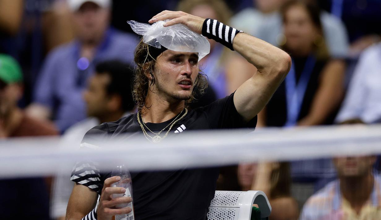 Petenis Jerman, Alexander Zverev saat pertandingan babak keempat melawan Jannik Sinner (Italia) pada kejuaraan tenis AS Terbuka, Selasa, 5 September 2023, di New York. (AP Photo/Adam Hunger)