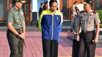 Jokowi di Bandara Halim Perdanakusuma sebelum bertolak ke Yogyakarta, Selasa (1/8/2017). (Biro Setpres Istana)