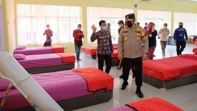 Tempat tidur bagi warga isolasi mandiri di Asrama Haji Riau untuk penyembuhan Covid-19.
