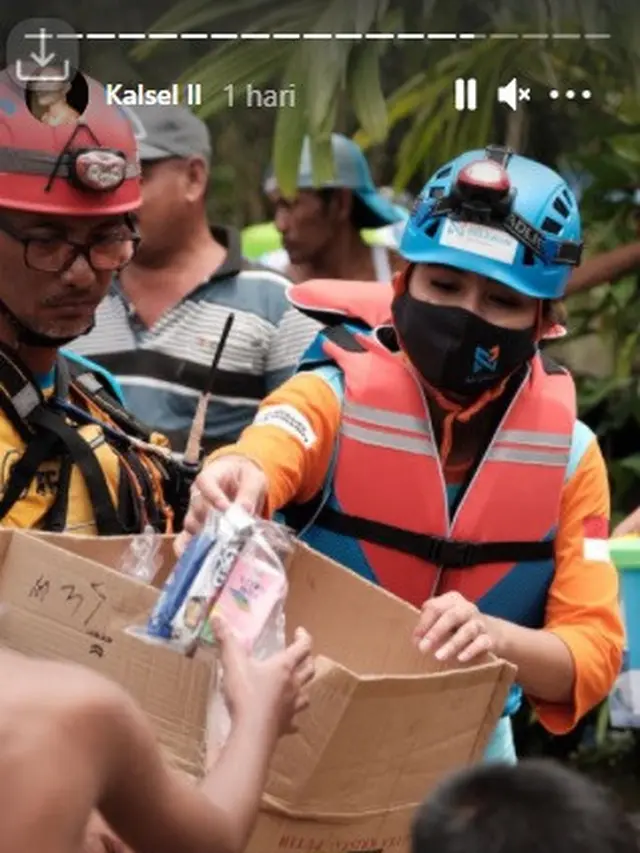 7 Potret Awkarin Jadi Relawan Banjir di Kalimantan Selatan Ini Tuai Pujian