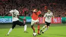 Pemain Belanda, Denzel Dumfries, berusaha melewati bek Jerman, Antonio Rudiger, pada laga kualifikasi Piala Eropa di Stadion Johan Cruyff, Minggu (24/3). Belanda takluk 2-3 dari Jerman. (AP/Peter Dejong)