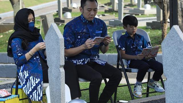 7 Momen SBY dan Keluarga Ziarah ke Makam Ani Yudhoyono di Hari Ultah ke-72