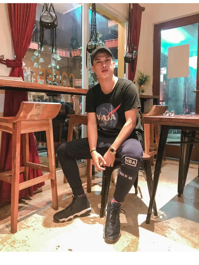 6 Potret Terbaru Rijja Abbas Pelantun ‘Butiran Debu’ yang Bikin Pangling