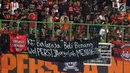 Suporter Persija memasang spanduk bertuliskan pantun semangat jelang menyaksikan laga Persija melawan Bali United di Stadion Patriot Candrabhaga, Bekasi, Minggu (21/5). Laga kedua tim berakhir imbang 0-0. (Liputan6.com/Helmi Fithriansyah)