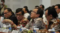 Menkumham Yasonna Laoly (kedua kiri), bersama Menteri Keuangan Bambang Brodjonegoro (kedua kanan) saat mengikuti rapat kerja dengan Banggar DPR, di Komplek Parlemen, Jakarta, Kamis (29/10/2015). (Liputan6.com/Johan Tallo)