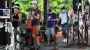 Pengunjung menunjukkan kode masuk mereka saat melalui area pemeriksaan suhu pada hari pertama pembukaan Kebun Binatang Singapura, Senin (6/7/2020). Kebun binatang yang hampir tiga bulan ditutup akibat pandemi virus corona ini dibuka kembali dengan penerapan protokol kesehatan. (Roslan RAHMAN/AFP)
