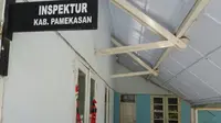 KPK segel kantor inspektorat Pamekasan Madura. (Liputan6.com/Mohamad Fahrul)