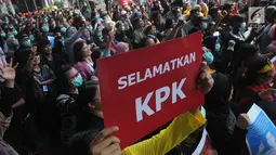 Koalisi dari berbagai masyarakat sipil antikorupsi dan wadah pegawai KPK melakukan aksi di Gedung KPK, Jumat (30/8/2019). Mereka mendesak panitia seleksi calon pimpinan (Capim) KPK memilih yang bersih dan berintegritas tidak bermasalah. (merdeka.com/Dwi Narwoko)