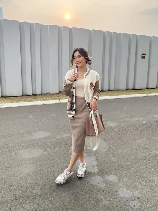 Atau kombinasi rib tank top dan pencil skirt serta jaket nuansa warna nude yang kalem. (jessicajane9