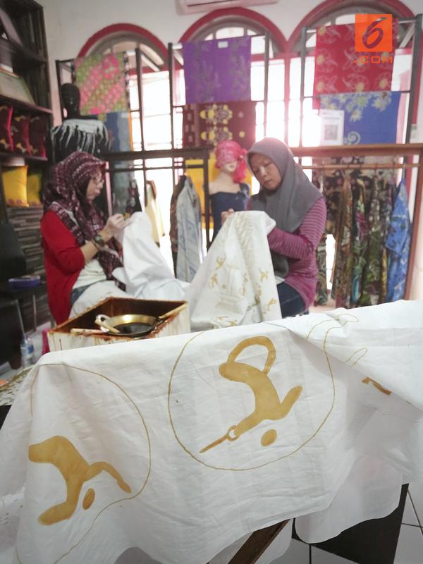 Jangan cuma mendadak pakai batik di Hari Batik, ikuti jejak para penyandang disabilitas di Kampoeng Batik Palbatu. (Fimela.com/Bambang E. Ros)