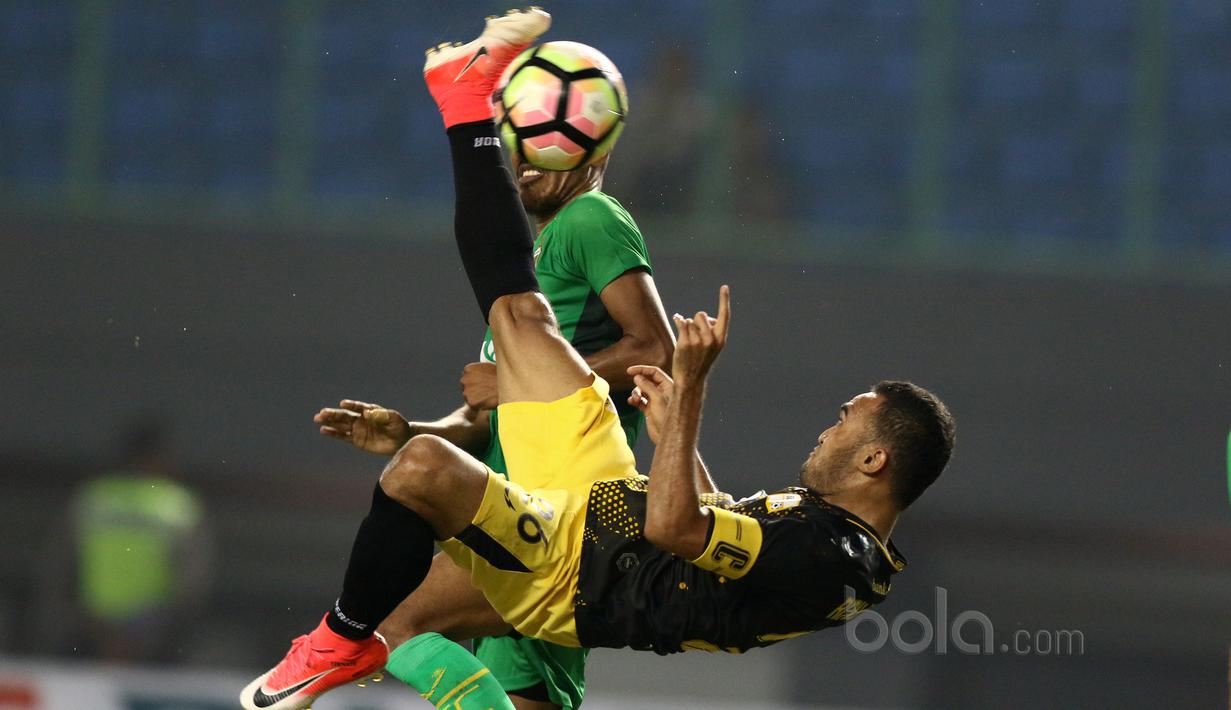 Tendangan salto pemain Barito Putra, Rizky Pora saat berebut bola dengan pemain Bhayangkara FC, Alfin Tuasalamony pada Liga 1 2017 di Stadion Patriot, Bekasi, Selasa (4/7/2017). Barito menang 1-0. (Bola.com/Nicklas Hanoatubun)