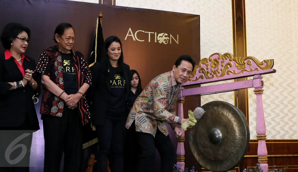 Ketua Badan Ekonomi Kreatif, Triawan Munaf memukul gong pada acara pengukuhan dan pelantikan pengurus besar PARFI 56 Jakarta, Senin (24/10). Melalui musyawarah Marcella Zalianty resmi dipilih menjadi ketua umum awal Oktober. (Liputan6.com/Herman Zakharia)
