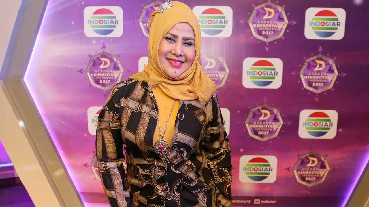 [Bintang] Elvy Sukaesih Tepis Isu Tak Harmonis dengan Rhoma Irama