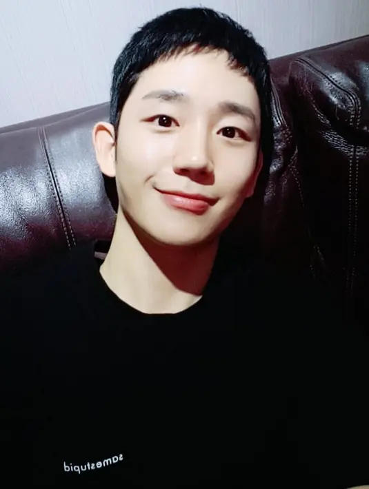 Dalam wawancara terbaru, Jung Hae In mengaku jika dirinya senang dengan aktivitas syuting. Akan tetapi ia sangat takut dengan perhatian publik yang tertuju padanya. (Foto: instagram.com/holyhaein)
