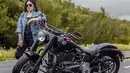 Ditambah lagi dengan kacamata hitamnya yang menambah OOTD-nya, gaya pemilik nama asli Maulidia Octavia ini tampak mengendarai Harley Davidson Softail Slim berukuran besar. (Liputan6.com/YouTube/Via Vallen)