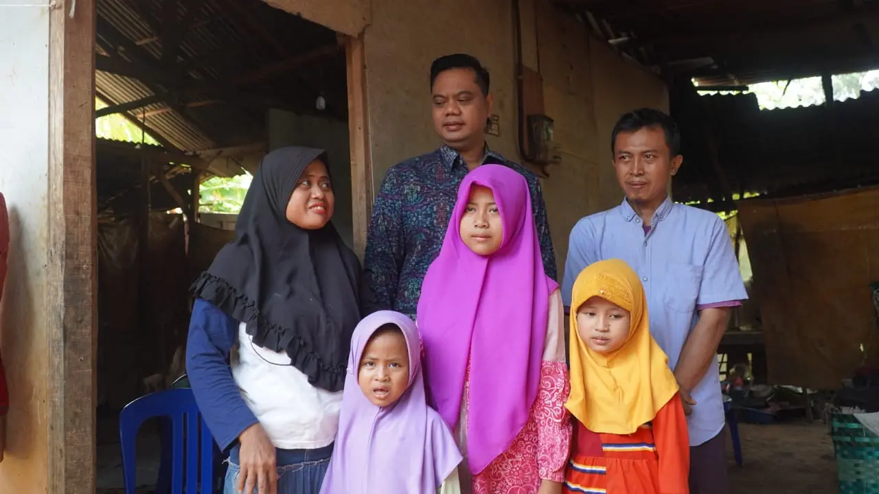 Alika dan Aprilia gembira saat mendapat kabar mereka diterima di SR dari Bupati Witiarso Utomo
