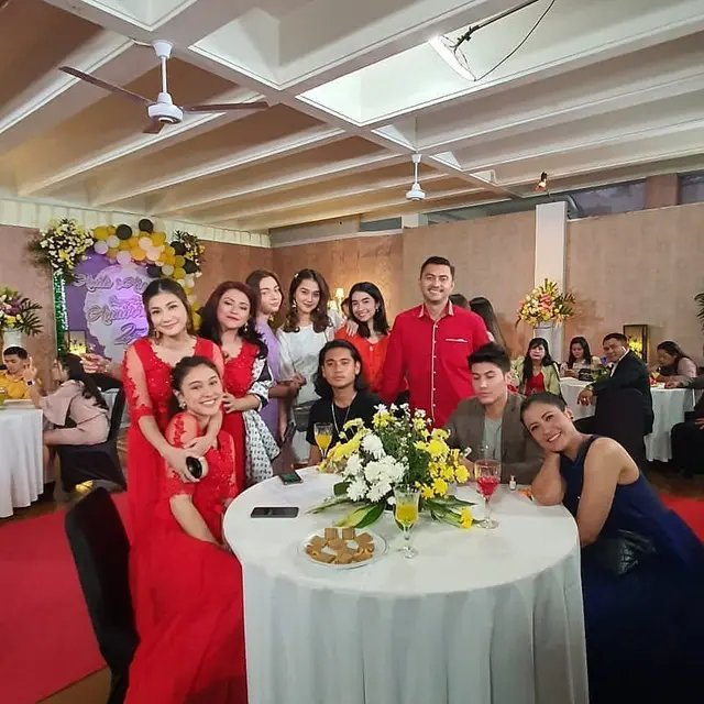 6 Potret Keakraban Nadia Raisya dan Pemain Love Story The Series, Kompak