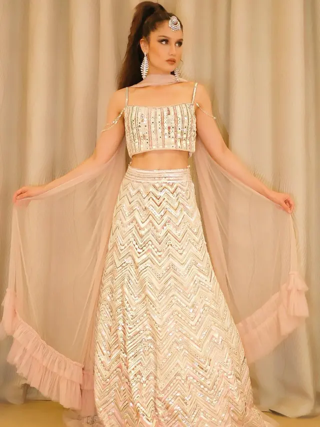 7 Gaya Cinta Laura saat Pakai Busana Ala India, Disebut Bak Aktris Bollywood