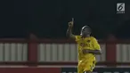 Pemain depan Bhayangkara FC, Herman Dzumafo Epandi merayakan golnya ke gawang Madura United pada lanjutan Go-Jek Liga 1 Indonesia 2018 bersama Bukalapak di Stadion PTIK, Jakarta, Kamis (7/6). Bhayangkara FC unggul 1-0. (Liputan6.com/Helmi Fithriansyah)