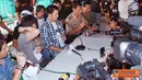 Citizen6, Bandung: Ariel Peterpan merilis lagu singlenya dihadapan puluhan wartawan di Rutan Kebon Waru, Kota Bandung, Senin (18/4). Single lagu tersebut bertajuk Dara. (Pengirim: Aries Rachmandy)